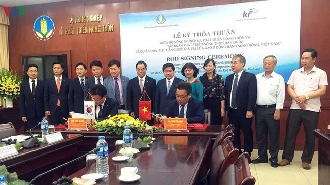 Delegates at the signing ceremony (Photo: VOV)