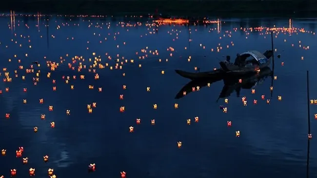 More than 15,000 lanterns were lit up on Thach Han river in Quang Tri province (Photo: tinhuyquangtri.vn)