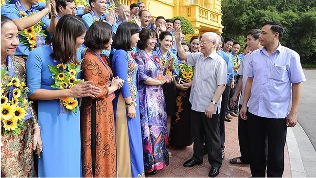 Party General Secretary and President Nguyen PhuTrong meets with 90 outstanding leaders of local trade unions in 2019 and 10 trade union officials receiving Nguyen Van Linh Awards. (Photo: Dang Khoa/Nhan Dan)