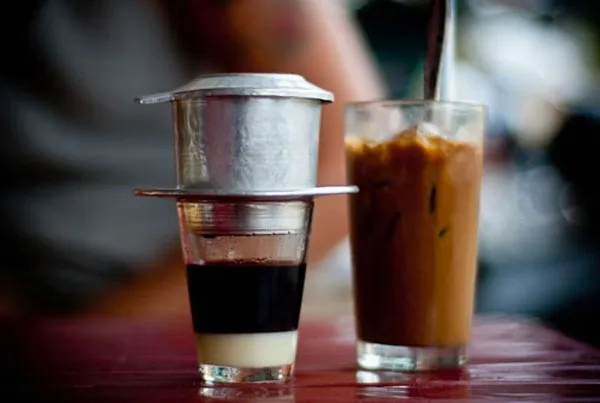 Enjoying coffee in a tiny café where the floor is littered with pumpkin seed shells is a must try (Source: news.zing.vn)