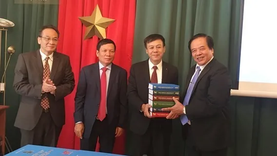 At the launching ceremony for the dictionary (Photo: vietnamplus)