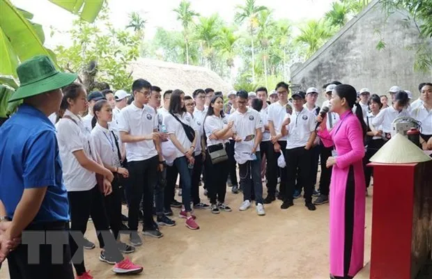 Young Vietnamese expats on July 14 visited the central province of Nghe An – the homeland of President Ho Chi Minh – as part of the 2019 Summer Camp. (Photo: VNA)