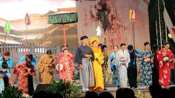 The wedding of Vietnamese Princess Ngoc Hoa and Japanese merchant Sotaro Araki reenacted at the exchange. (Photo: sggp.org.vn)