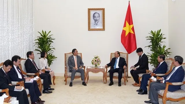 Prime Minister Nguyen Xuan Phuc (R) receives Governor of Japan’s Nagano prefecture Abe Shuichi in Hanoi on August 14. (Photo: NDO/Tran Hai)