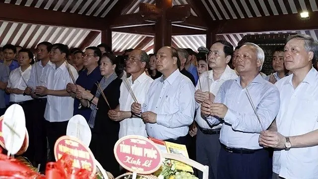 PM Nguyen Xuan Phuc, NA Chairwoman Nguyen Thi Kim Ngan and other senior officials offer incense to President Ho Chi Minh. (Photo: VNA)