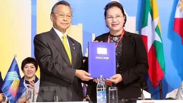 National Assembly Chairwoman Nguyen Thi Kim Ngan (R) and Speaker of the Thai House of Representatives and Chair of AIPA 40 Chuan Leekpai (Photo: VNA)