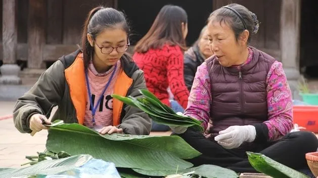 A student tries her hand at making chung (square) cake