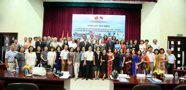Delegates pose for a photo together. (Photo: baoquocte.vn)