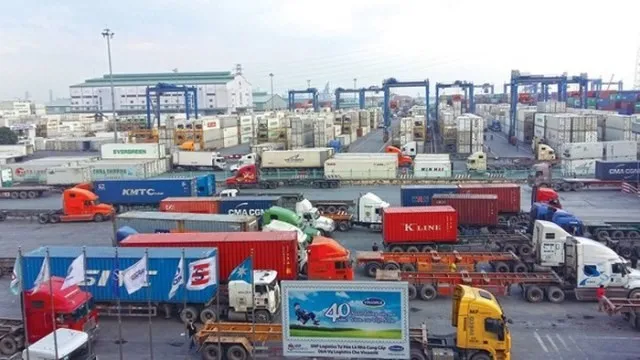 Experts have suggested to develop an objective mechanism that ensures transparency and fairness for all businesses of each ASEAN member country to solve the difficulties and challenges in intra-ASEAN trade activities. (Photo: VNA)