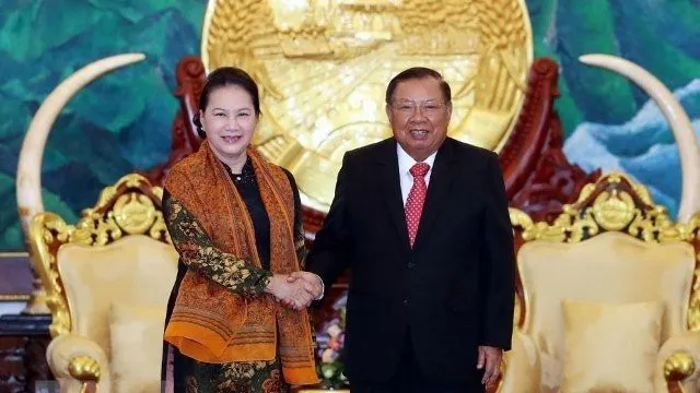 Vietnamese National Assembly Chairwoman Nguyen Thi Kim Ngan (L) meets with Lao Party General Secretary and President Bounnhang Vorachith in Vientiane on September 29. (Photo: VNA)