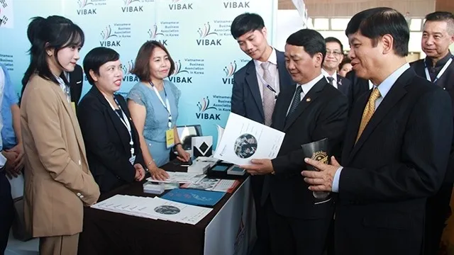 Delegates tour in the pavilions of the Vietnam Business Association in the Republic of Korea (VIBAK) at the conference