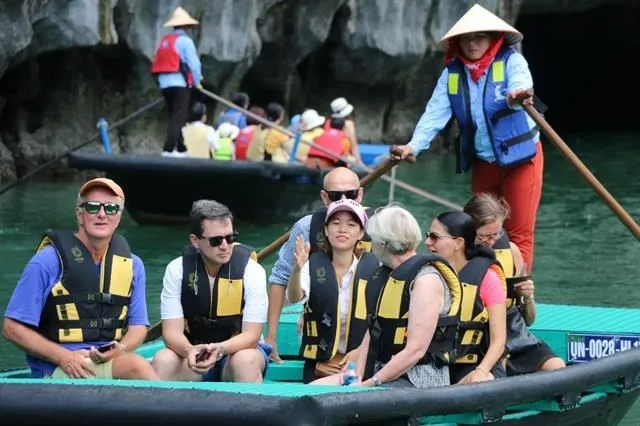 Foreign tourists explore Ha Long Bay (Photo: VNA)