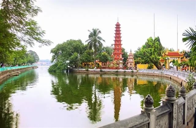 Tran Quoc Pagoda in West Lake, Tay Ho district. (Photo hanoimoi.com.vn)