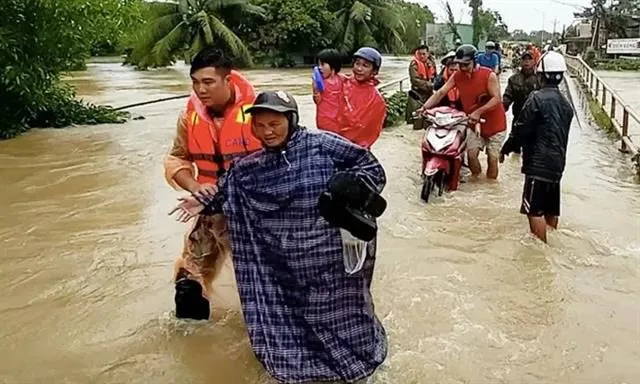 Residents evacuated from a flooded area on Phu Quoc Island on August 9 (Photo: e.vnexpress.net)
