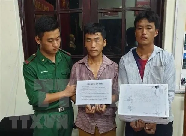 Giang A Chinh and Ly A Lu are arrested for carrying 20,000 meth pills in Dien Bien. (Photo: VNA)