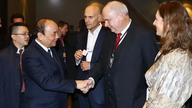 Prime Minister Nguyen Xuan Phuc (second, left) greets executives of multinational groups at the Vietnam economic dialogue in Davos on January 23 (Photo: VNA)