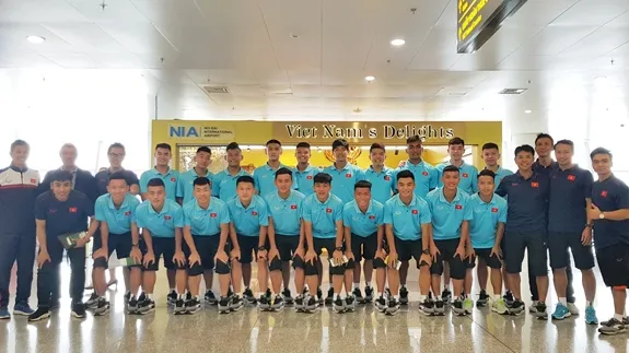 The Vietnam U18s join for a group photo at Hanoi’s Noi Bai International Airport before departure. (Photo: Vietnam Football Federation)