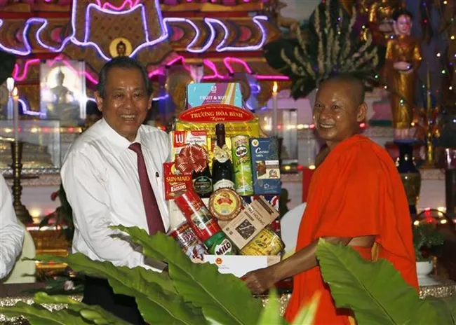 Deputy PM Truong Hoa Binh extends Chol Chnam Thmay greetings in Vinh Long province. (Photo: VNA)