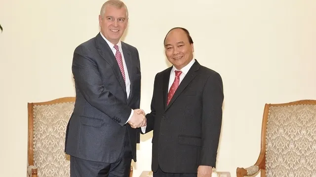 Prime Minister Nguyen Xuan Phuc (R) receives British Prince Andrew in Hanoi (Photo: NDO/Tran Hai)