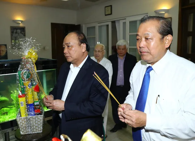 Prime Minister Nguyen Xuan Phuc (L) and Deputy Prime Minister Truong Hoa Binh offer incense to late Party General Secretary Nguyen Van Linh, February 12, 2018. (Photo: VNA)
