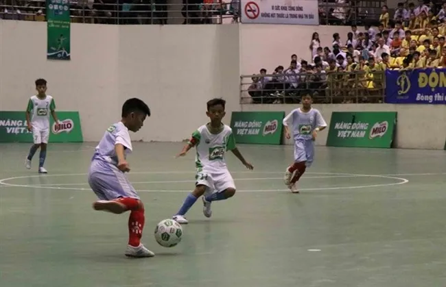 Students in Bac Ninh province play football. Physical inactivity is a growing problem among Vietnamese youth (Source: VNA)