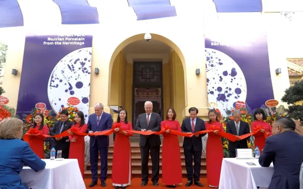 Delegates cut the ribbon to open the exhibition