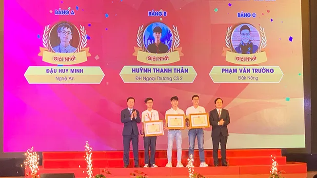 Head of the Party Central Committee Commission for Communications and Education Vo Van Thuong and Minister of Education and Training Phung Xuan Nha present three first prizes for winners. (Photo: hanoimoi)
