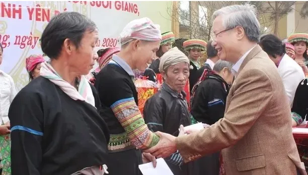 Politburo member Tran Quoc Vuong presents Tet gifts to needy people in Van Chan district, Yen Bai province (Photo: VNA)