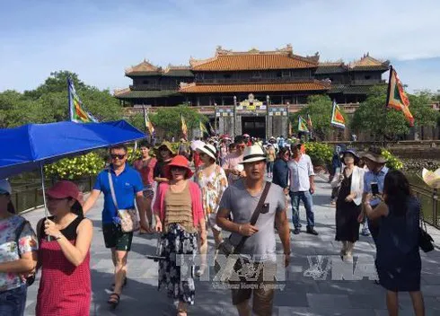 Visitors to the Hue Imperial Citadel (Photo: VNA)