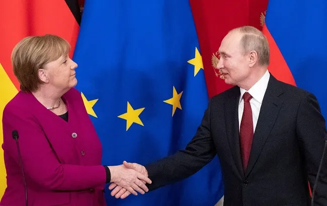 Russian President Vladimir Putin and German Chancellor Angela Merkel shake hands after a joint news conference in the Kremlin in Moscow, Russia, January 11, 2020. (Reuters)