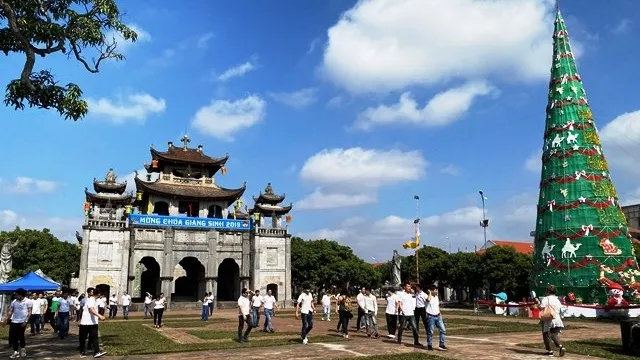 Visitors flock to Phat Diem stone Catholic cathedral in Kim Son District, Ninh Binh Province, to celebrate Christmas 2019. (Photo: NDO/Le Hong)