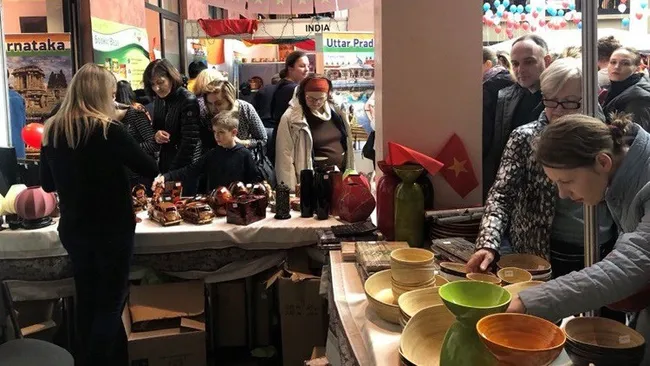 The Vietnamese pavilion attracted the attention of diplomats and visitors to the fair. (Photo: VOV)