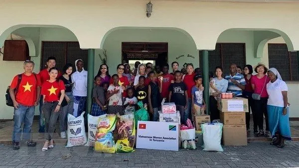 The Vietnamese women delegation and Tanzanian children (Photo: VNA)