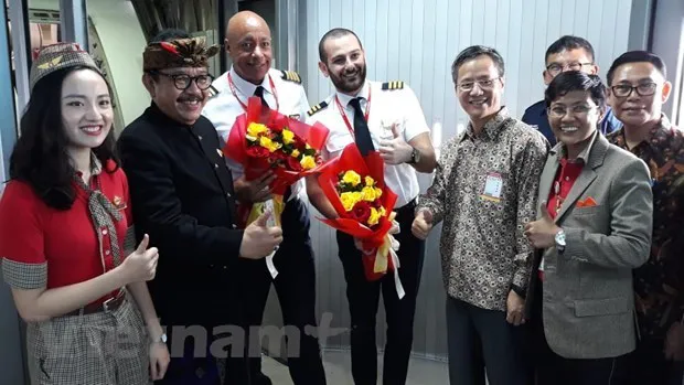 Vietnamese Ambassador to Indonesia Pham Vinh Quang (front, second from right) and the flight crew of Vietjet pose for a photo (Photo: VNA)