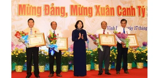 Vice President Dang Thi Ngoc Thinh presents awards to collectives and individuals who gained outstanding achievements in the province. (Photo: baovinhlong.com.vn)