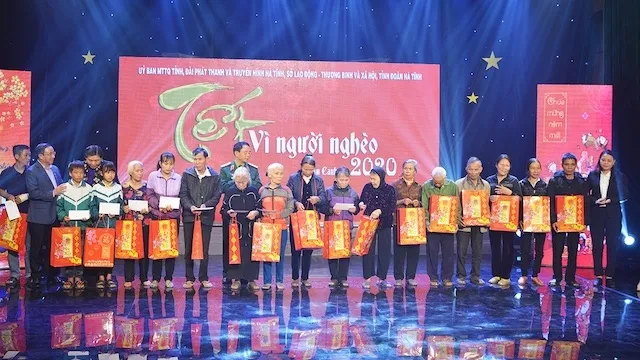Needy people in Ha Tinh receive Tet gifts.