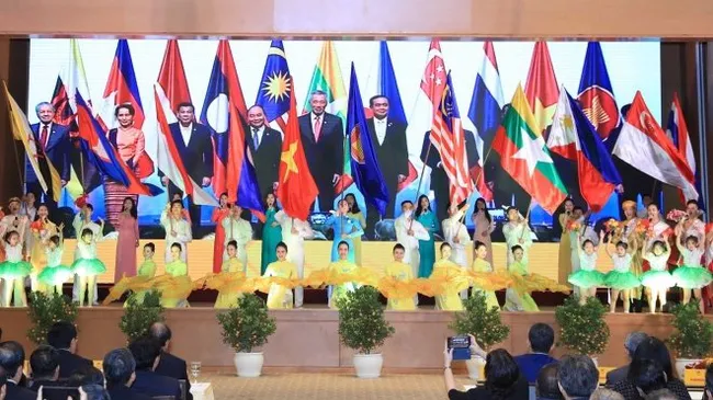 Prime Minister Nguyen Xuan Phuc chairs a ceremony in Hanoi on January 6 to launch Vietnam’s 2020 ASEAN Chairmanship. (Photo: VNA)