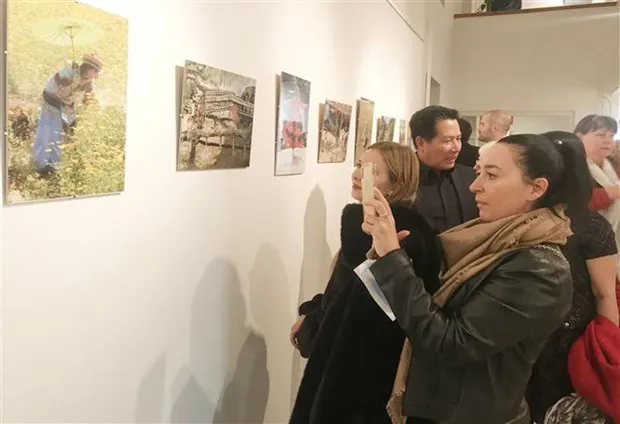 Visitors at the exhibition (Source: VNA)