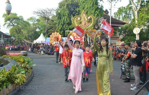 Vietnamese participants join a street parade at the festival (Photo: VNA)