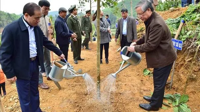 Politburo member Tran Quoc Vuong (R) attends the tree-planting festival in Tuyen Quang province (Photo: VNA)