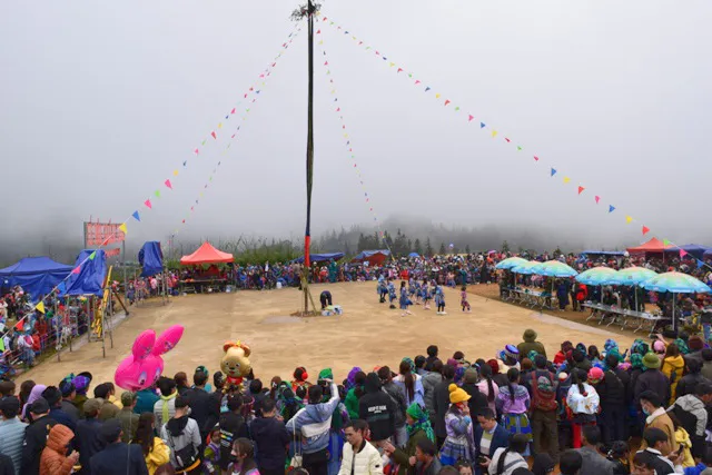 At Gau Tao festival, H’mong people planted a large bamboo tree with colourful decorations called Cay Neu with a belief that it may draw good luck and expel evil spirits.