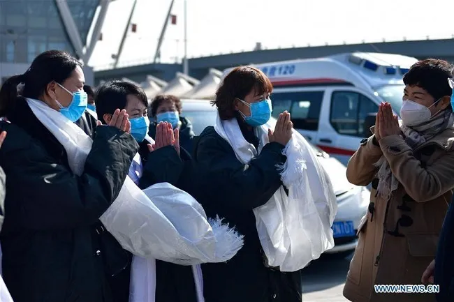 Members of a medical team send good wishes to each other before their departure to Wuhan of Hubei Province, in Xining, northwest China's Qinghai Province, January 28, 2020. (Photo: Xinhua)