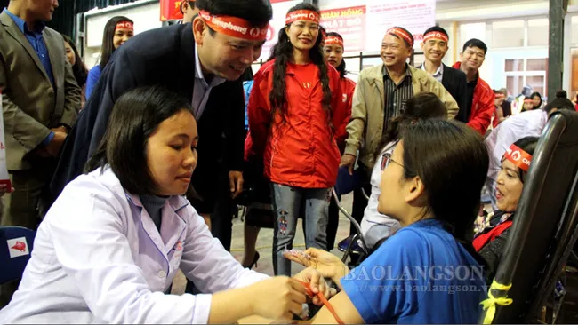Local people donate blood at the festival held in Lang Son. (Photo: baolangson.vn)