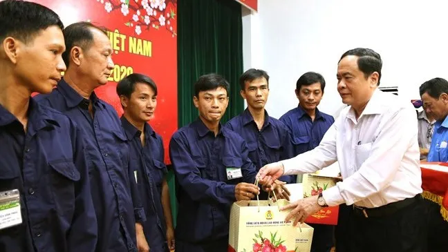 President of the Vietnam Fatherland Front (VFF) Central Committee Tran Thanh Man presents Tet gifts to workers in An Giang province. (Photo: mattran.org.vn)