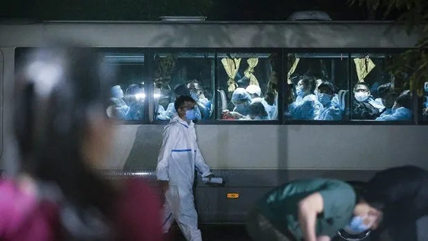 Vietnamese citizens repatriated from abroad arrive at a quarantine site in Hoa Binh province on early October 8 (Photo: VNA)