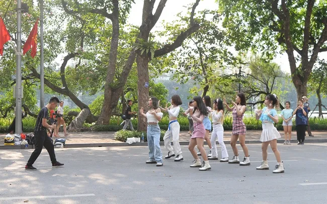 Pedestrian streets around Hoan Kiem Lake will re-open on September 18.