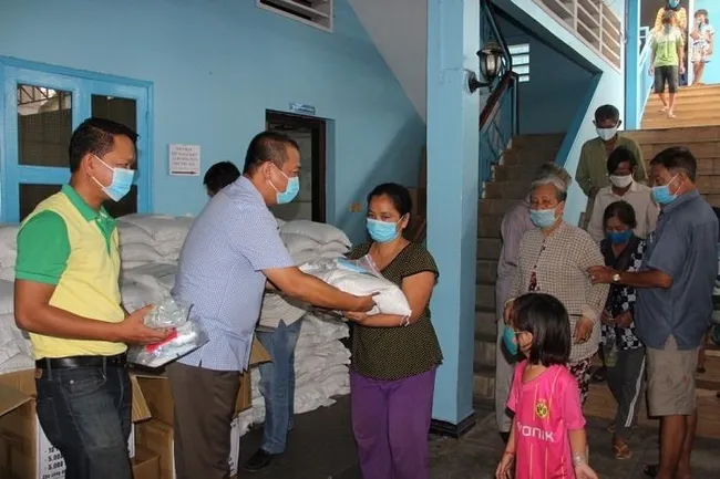 People of Vietnamese origin and their Khmer counterparts in Cambodia receive COVID-19 relief aid on September 5. (Photo: VNA)