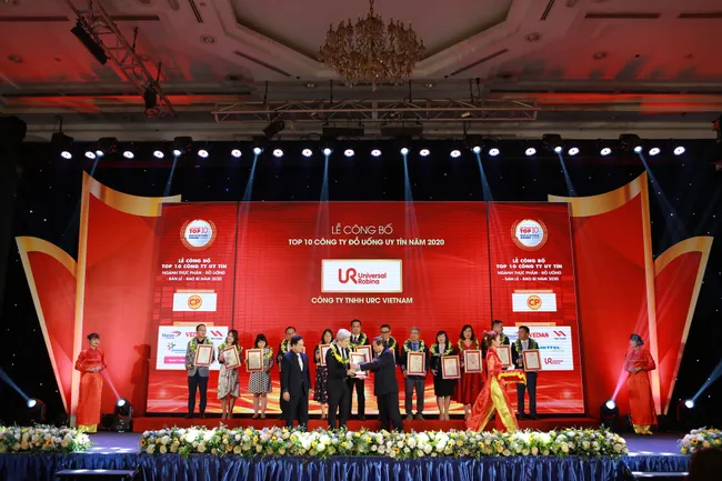 Mr. Laurent Levan – President and Chief Executive Officer of URC Vietnam received the Top 10 Reputable Companies in The Non-alcoholic beverage industry in 2020 award