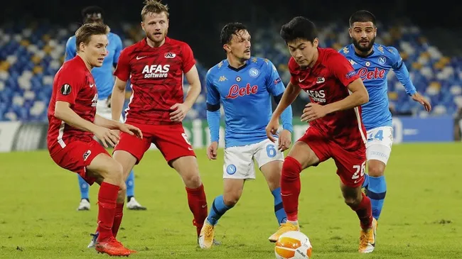 Soccer Football - Europa League - Group F - Napoli v AZ Alkmaar - Stadio San Paolo, Naples, Italy - October 22, 2020 AZ Alkmaar's Yukinari Sugawara in action with Napoli’s Lorenzo Insigne and Mario Rui REUTERS/Ciro De Luca