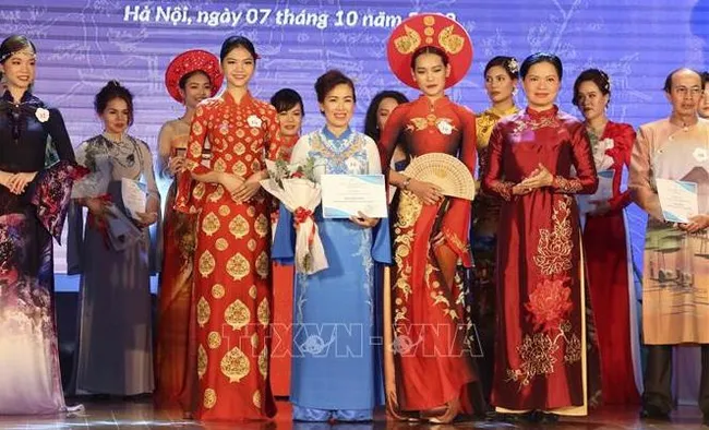 First prize winning Ao Dai collection themed ‘Thang Long Imperial Citadel’ by designer Le Thi Thuy (Photo: VNA)